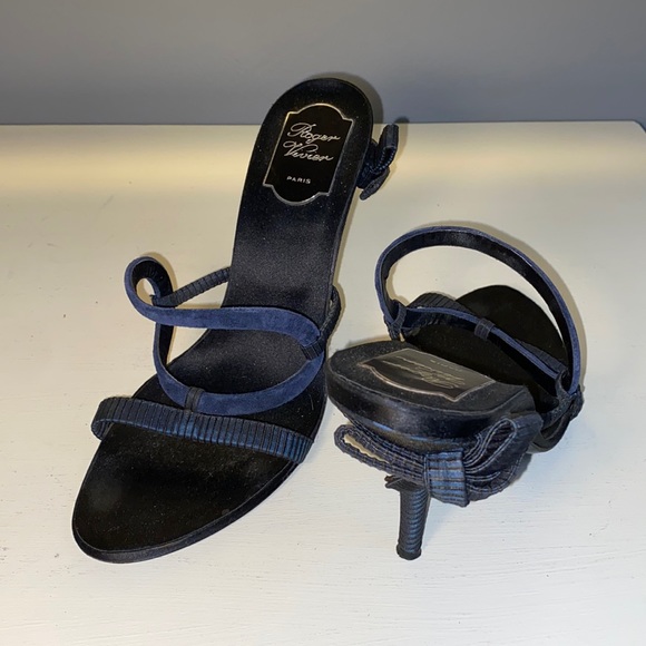 Roger Vivier made in Italy blue/black suede and satin heel with bow detail. - Picture 2 of 8